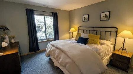 Remodeled Condo w/ FREE WiFi, Parking, Heated Pool, Hot Tubs, Skier Shuttle