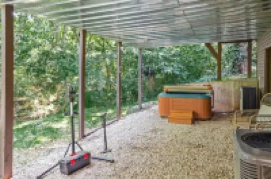 The Biker Bunker- Hot Tub - Next to MTB & Close to Downtown Bentonville