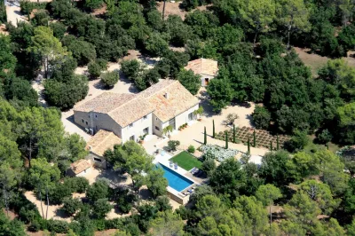 MAS PROVENÇAL DE PRESTIGE WITH SWIMMING POOL, NEAR GORDES AND ROUSSILLON Hotels near Il Etait Une Flamme
