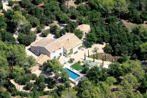 MAS PROVENÇAL DE PRESTIGE WITH SWIMMING POOL, NEAR GORDES AND ROUSSILLON Hotels in Roussillon