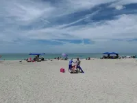 Heated Pool - Backyard Privacy- Camping in the Suburbs- 25 min. to the beach Hotels in North Port