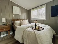 Cozy cabin retreat in rustic setting. Private lake, bonfire under the stars!