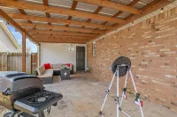 Stay Local - Gameroom near Amphitheater and Baseball