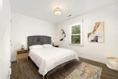 The Retreat by SouthPark- Spacious 3-Bedroom Near Shopping & Dining in SouthPark Hotels near The Arboretum Shopping Center