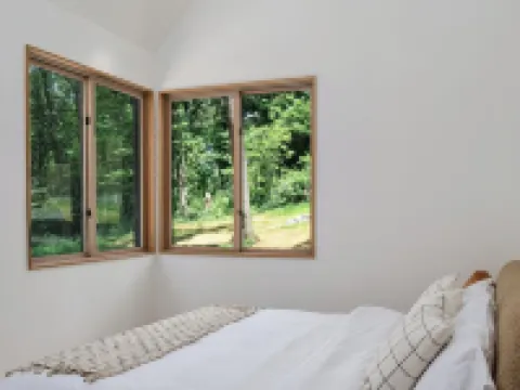 Elevated Forest Retreat: 1BR Near Asheville ウィーヴァーヴィルのホテル