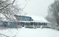Hawks Mountain Farm, full apartment on a working farm. Отели в г. 