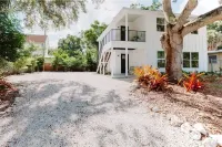 Modern Ground Floor Rental Unit near Anna Maria Island