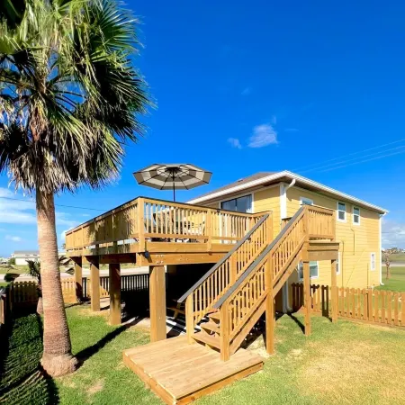 Boho Beach Bungalow with new deck walking distance from the Gulf