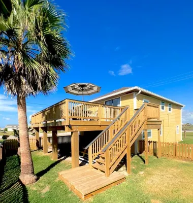 Boho Beach Bungalow with new deck walking distance from the Gulf - Wifi