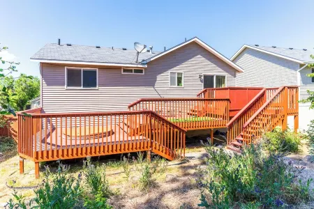 Fun Home! Gameroom, Playground, Near Hospitals, 5mi Downtown 9mi Geg 4mi Gonzaga