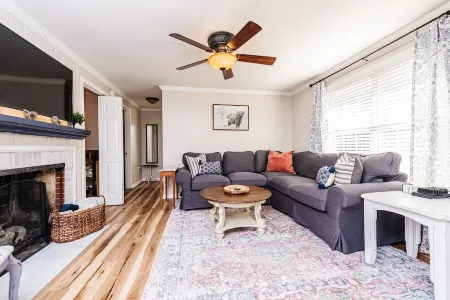 3 Queen Beds, 2 Min to Fairgrounds, Fenced Yard