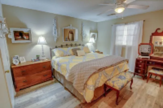 Secluded Lake Front Cabin - on Lake Hartwell, with Dock, Fenced Yard, Fire Pit.