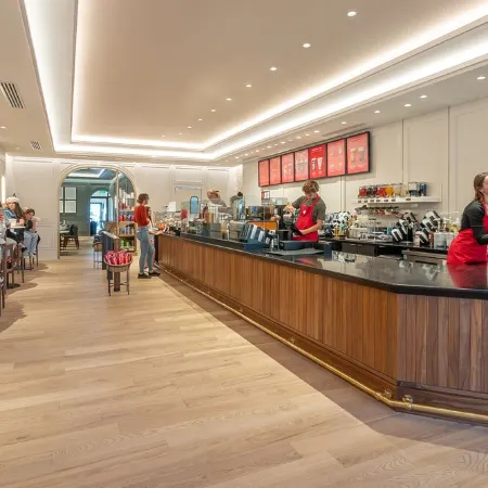 Modern Suite ~ Above Starbucks ~ Fast Wi-fi