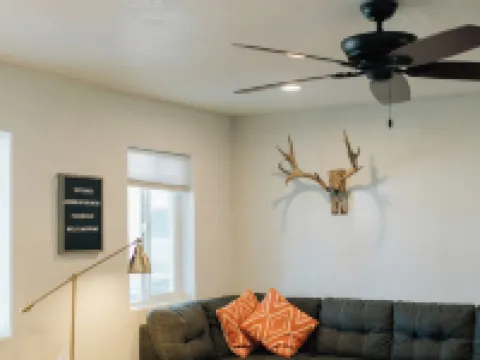 Pet & Family Friendly 3 Bedroom Home in Heart of Thatcher 撒切酒店