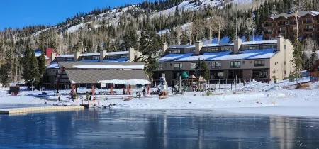 Sleeps 12 and a Private Hot Tub & Sauna. Walk to Four Lifts. Отели в г. Брайан Хед