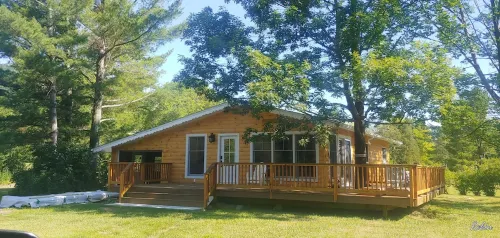 New Lakeside Cottage 5 minutes from great hiking with large deck and lake view