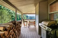 Secluded, renovated, cabin with gorgeous mountain views, firepit, hot tub