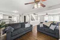 Cozy 3 bedroom in Baldwin City, close to Baker, great for families & friends! Hotels in Baldwin City