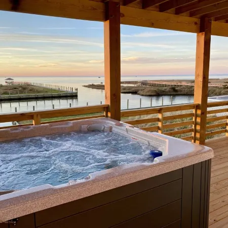 4BR 3BA Waterfront Slice of Heaven! Luxury, hot tub, sunsets, fishing.