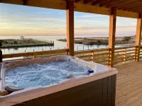 4BR 3BA Waterfront Slice of Heaven! Luxury, hot tub, sunsets, fishing.