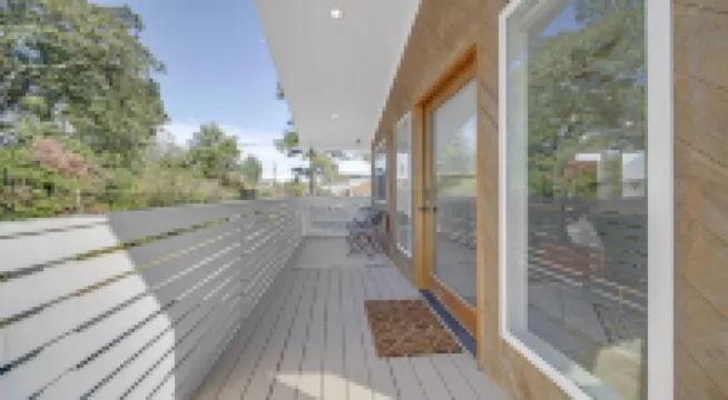 Freetown Flat - Beautiful, Unique, Central!