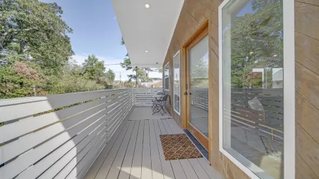 Freetown Flat - Beautiful, Unique, Central! Отели в г. Лафайетт