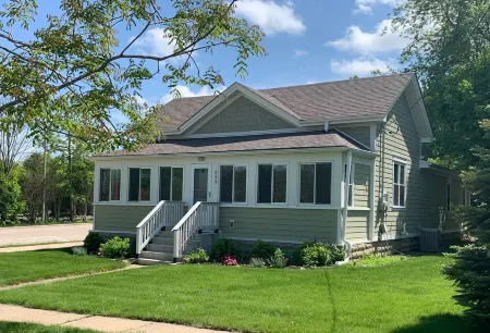 Downtown Lake Geneva Sleeps 14 Отели рядом с достопримечательностью «Galena Garlic Company»