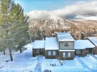 Fantastic Townhouse on Mount Snow Shuttle – Prime Location for Your Adventure!
