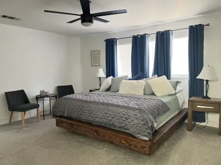 HEATED Pool, Spacious home 7 MIN to airport* Отели рядом с достопримечательностью «Парк Кларк Уэтлендс»