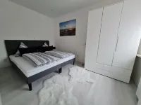 Dream accommodation with its own jetty and garden! Osaka-Sport-Center Emden附近的飯店