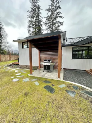 The Seedling - outdoor gas fireplace, hot tub & grill near shops & trails