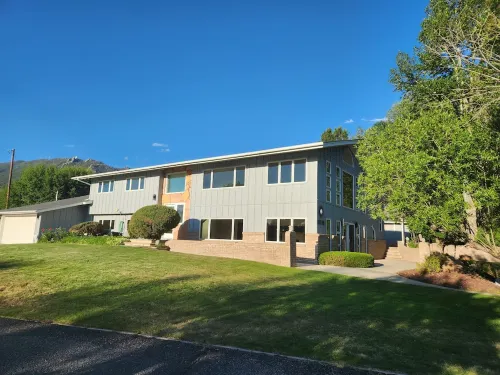 Spacious 5-bedroom house with WiFi, AC in charming Butte