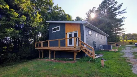 This stylish, modern country home is perfect for a getaway in Summertown, TN. Отели рядом с достопримечательностью «Парк штата Дэвид Крокетт»