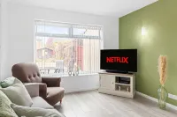 3 bed|2 bath|parking|internet|self check in|M1|QMC| UoN|Wollaton|Nottingham