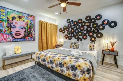 \*DISCO DEN*/ All New Funky 70s Pad w/ Hot Tub! 레이크 라마다 주변 호텔