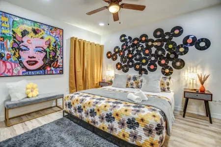 \*DISCO DEN*/ All New Funky 70s Pad w/ Hot Tub! Отели в г. Меса