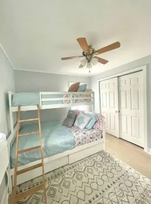 Cozy cottage 3 blocks to beach Hotels near Promenade Beach Club