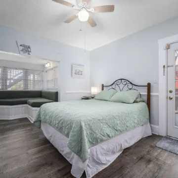 Become a Beach Bum at the Beach Bungalow - Hot Tub, Kayaks, Wi-Fi, & SAND!!!