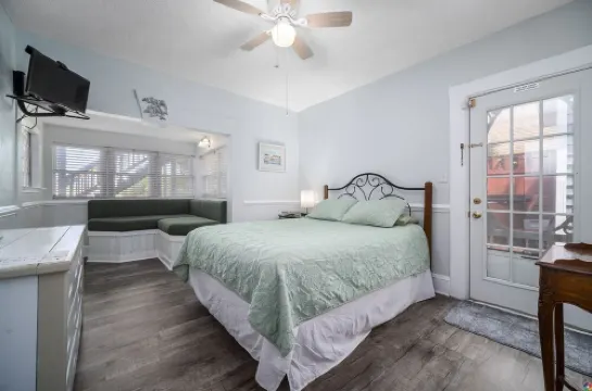 Become a Beach Bum at the Beach Bungalow - Hot Tub, Kayaks, Wi-Fi, & SAND!!!