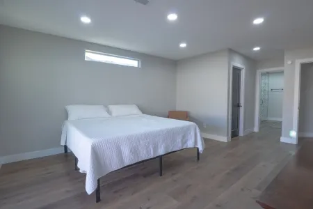 Minutes to Cardinal stadium . West Gate also minutes away for eating and fun.