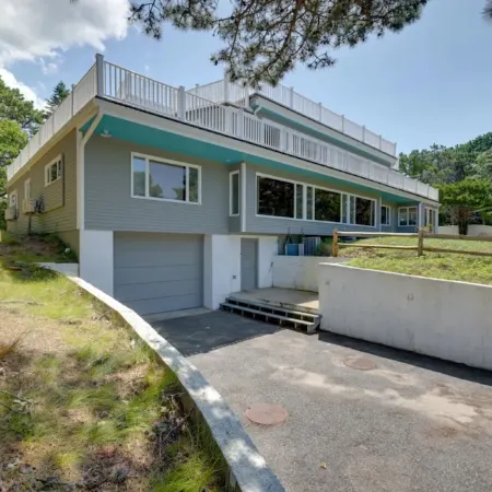 Cape Home w/Oceanview, Roof Deck Pool & Hot Tub