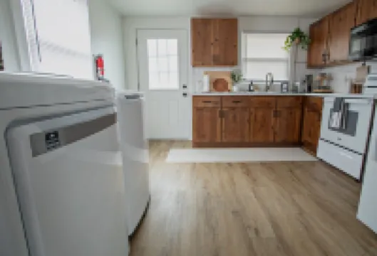 Charming small town experience in Hagerstown, Indiana, self check-in, sleeps 5+