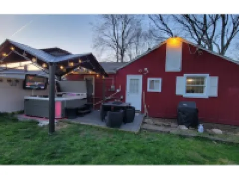 The White House w/ Hot Tub Portage Lakes Fenced Yard Pet-Friendly! 格林酒店