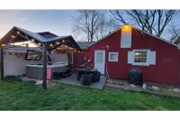 The White House w/ Hot Tub Portage Lakes Fenced Yard Pet-Friendly! Hotels in Summit County