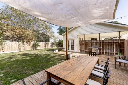 Classic-contemporary Bungaleaux in a prime location, your home away from home. Отели рядом с достопримечательностью «Магнолиа Маунд Плантейшен»