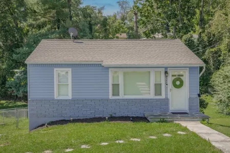 Cozy Downtown Bristol Cottage - 4 min to CASINO Отели в г. Бристоль