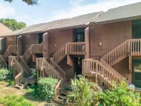 unFOREgettable 19th hole - steps from the Country Club, Golf & Pools - Pets OK! Hotels in Diamondhead