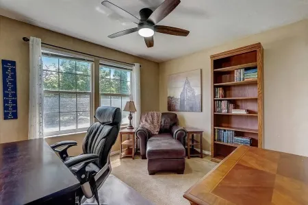 Comfortable Family-Sized Home w/ 4br 3 bath, ping pong, fast wifi and hot tub!