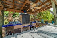 End of Year Deals: Tropical Tranquility Near Beach, Dining & Downtown Delights