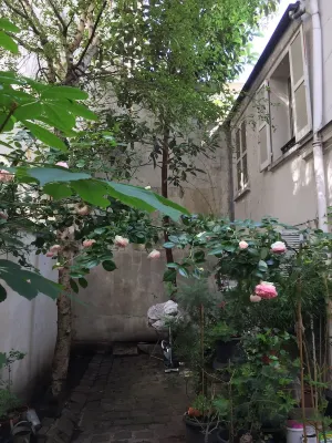Small house, completely reniewed, at the back of a silent yard, with trees. - บังกะโล